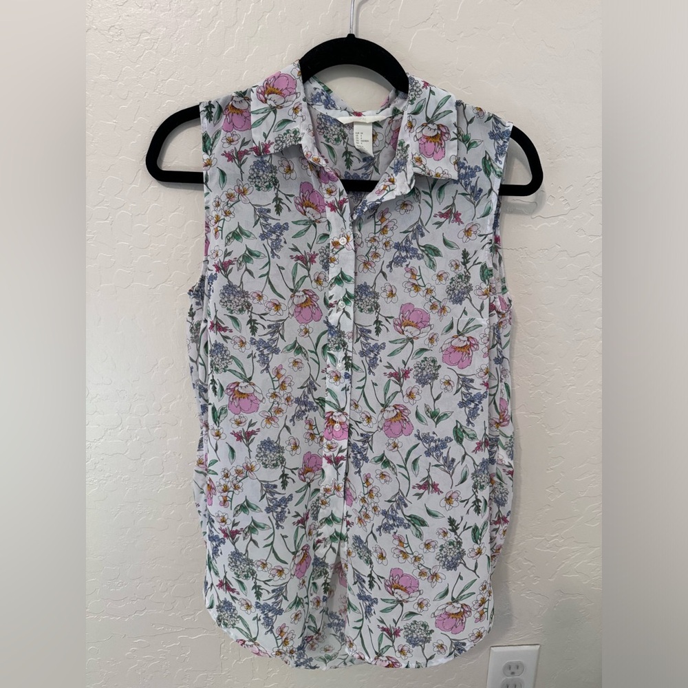 Forever 21 floral blouse. Sleeveless, light wear
